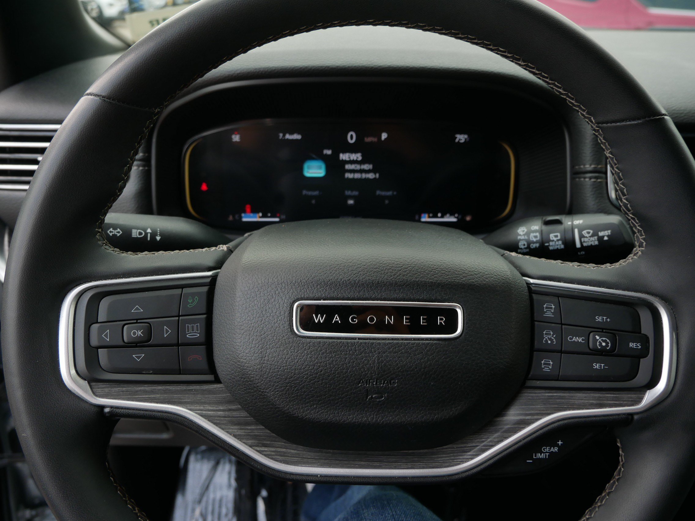 Used 2024 Jeep Wagoneer L Series II AWD/4WD image 25