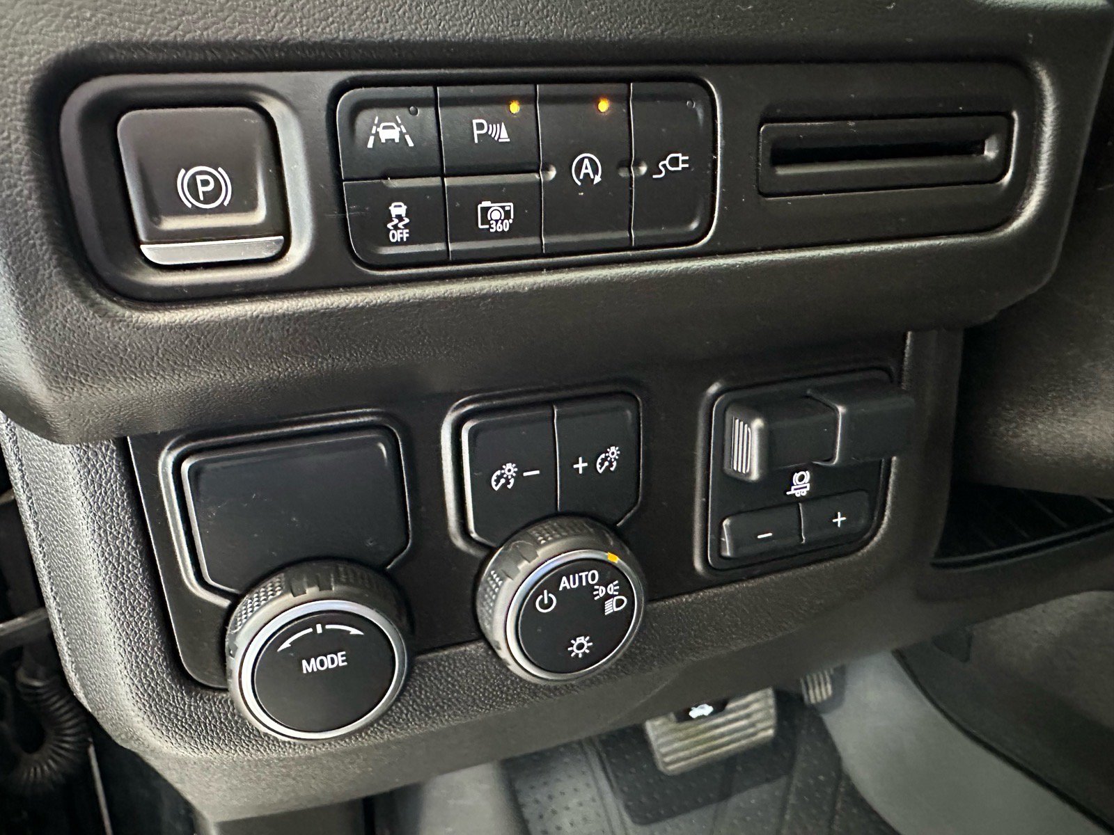 Used 2022 Chevrolet Tahoe LT w/ Luxury Package RWD image 28