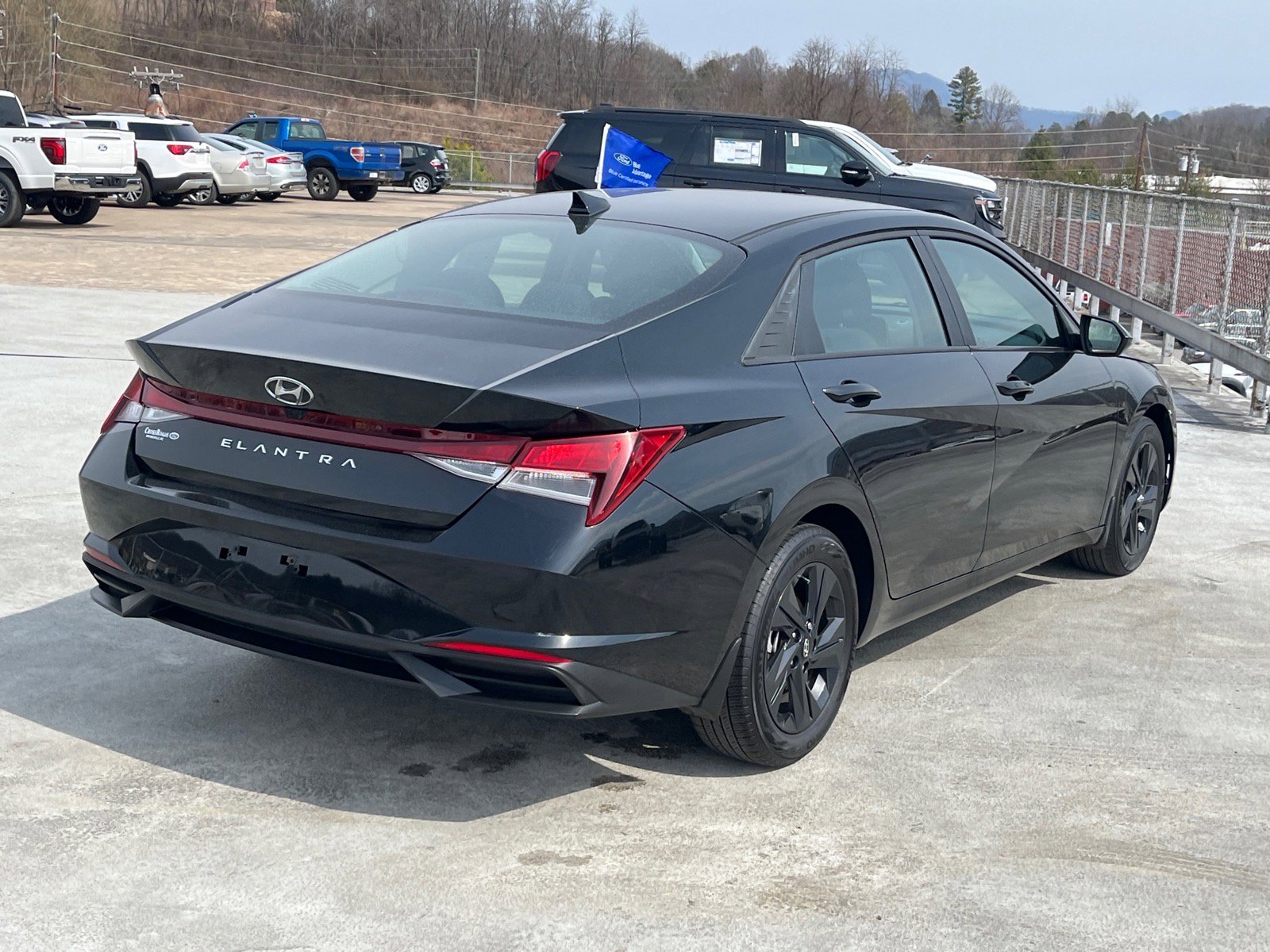 Used 2022 Hyundai Elantra SEL image 3