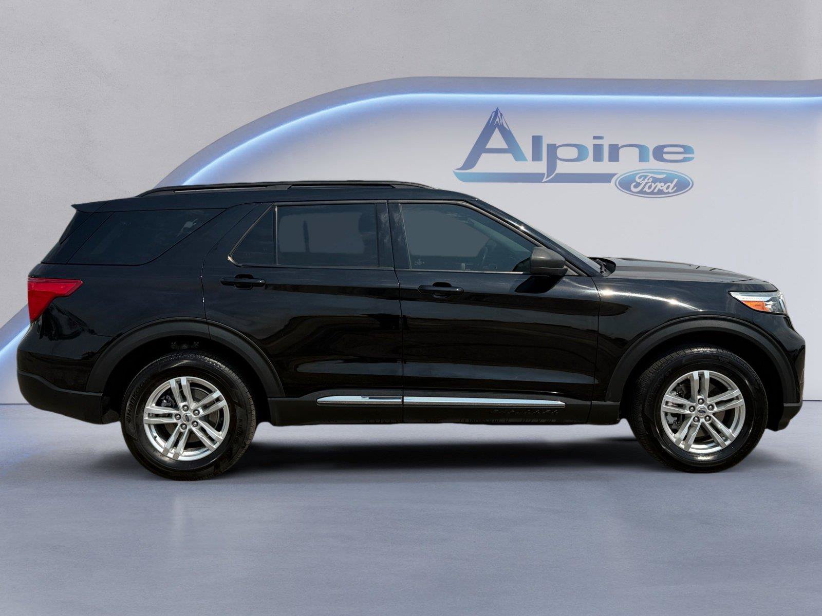 Certified 2022 Ford Explorer XLT w/ Equipment Group 202A AWD/4WD image 6