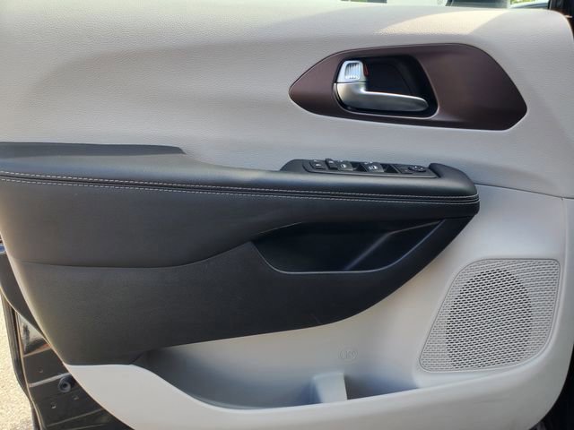 Used 2023 Chrysler Voyager LX image 7