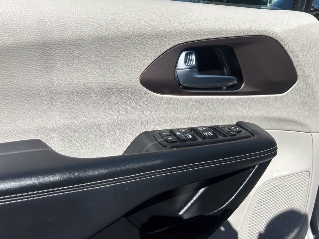 Used 2023 Chrysler Voyager LX FWD image 13
