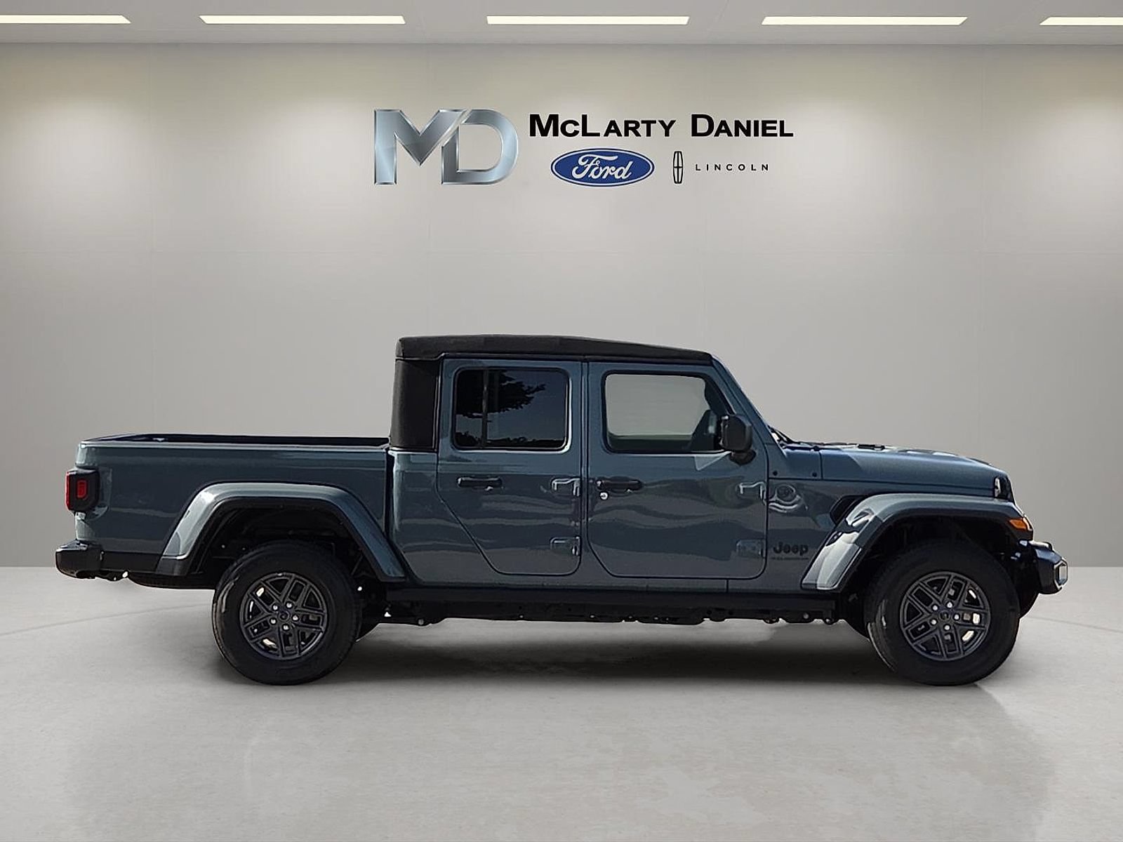 Used 2024 Jeep Gladiator Sport AWD/4WD image 6