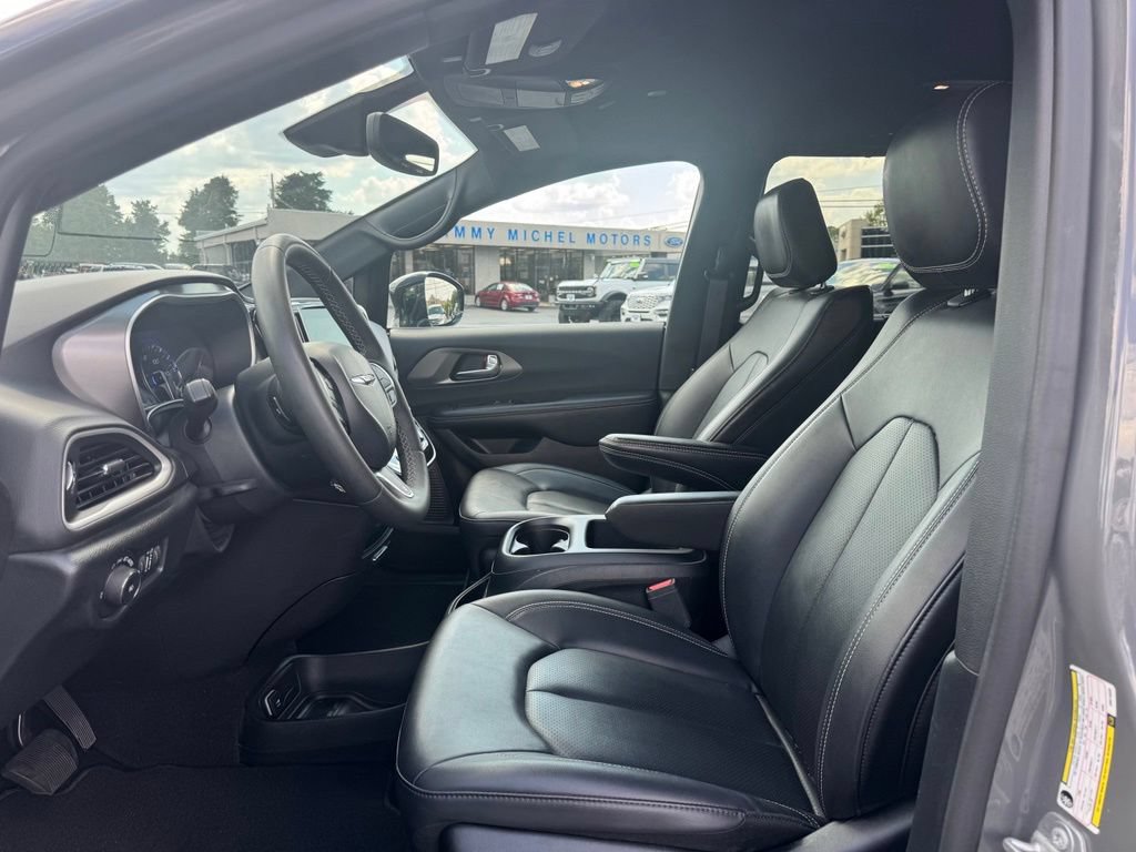 Used 2025 Chrysler Pacifica Select FWD image 5