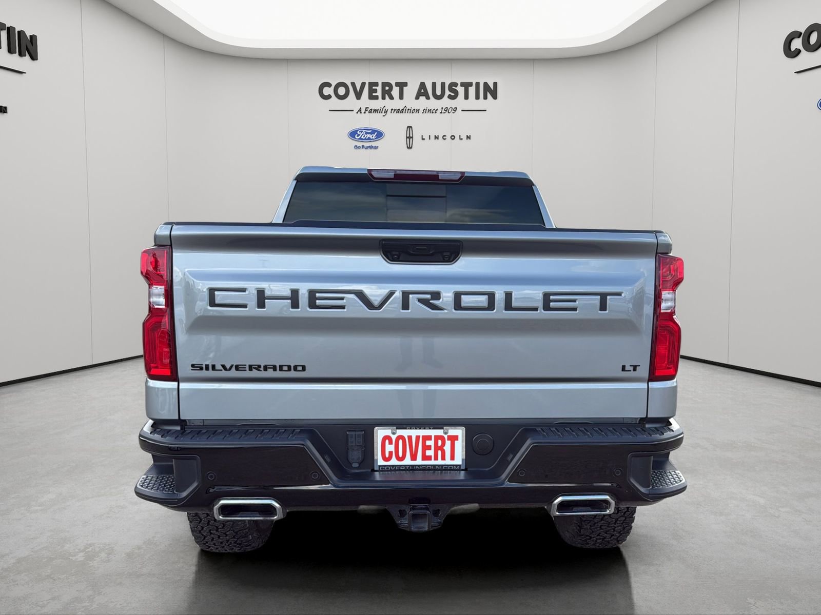 Used 2024 Chevrolet Silverado 1500 LT Trail Boss w/ Convenience Package II AWD/4WD image 4