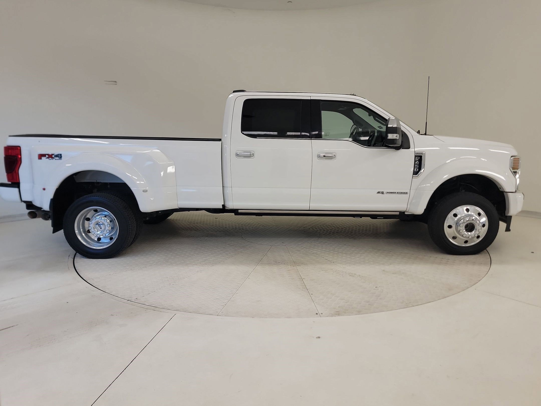 Certified 2022 Ford F450 Platinum w/ FX4 Off-Road Package image 5