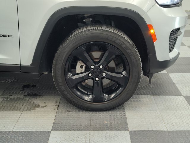 Used 2023 Jeep Grand Cherokee Altitude AWD/4WD image 12