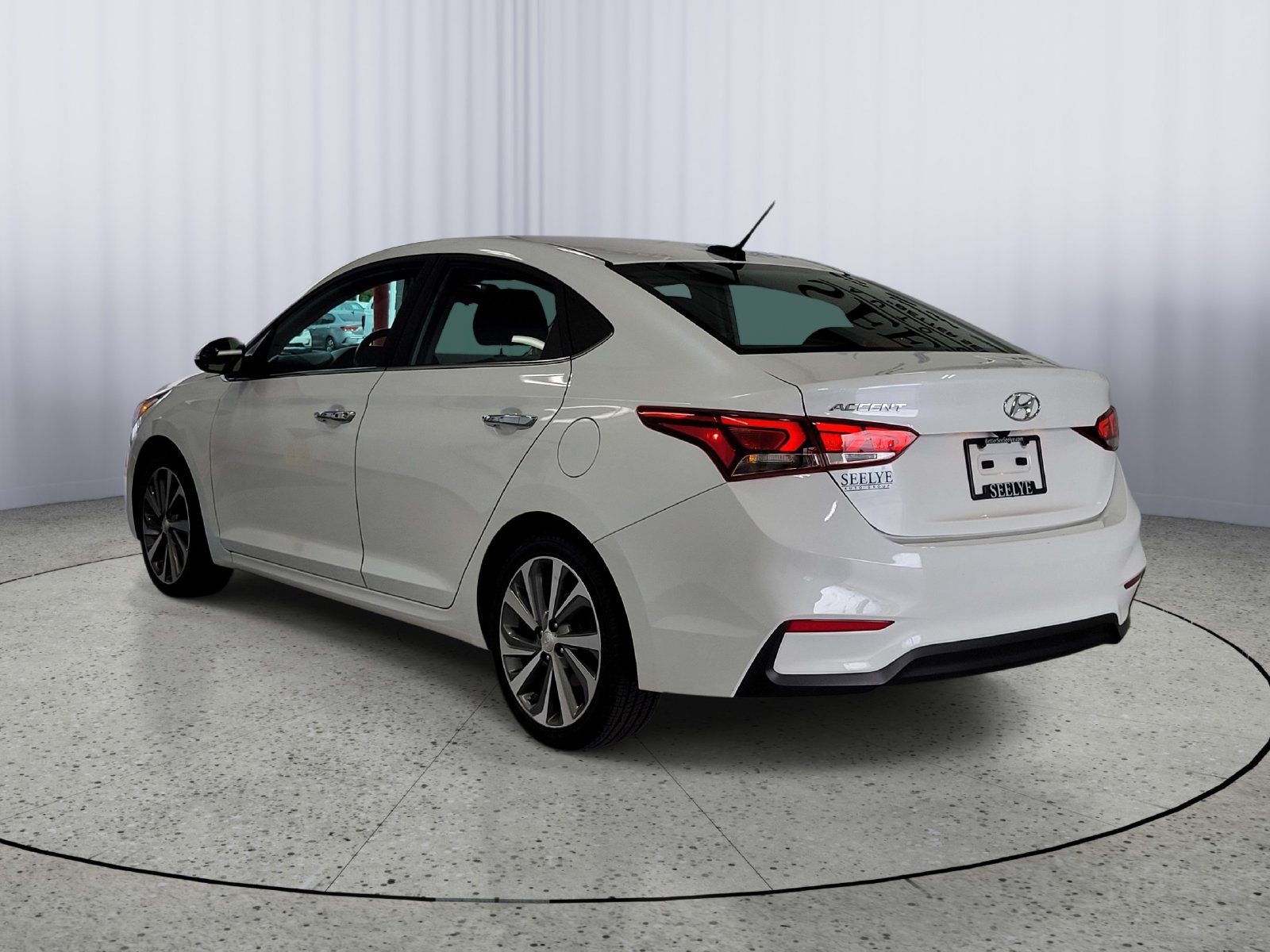 Used 2022 Hyundai Accent Limited FWD image 3