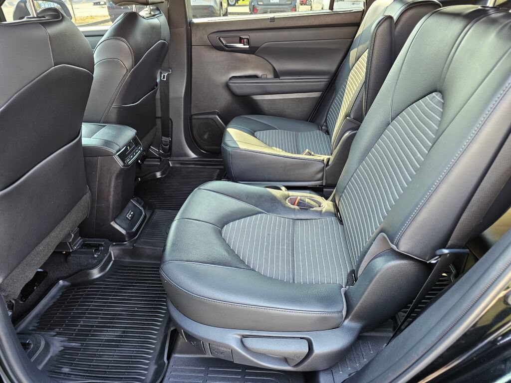 Used 2022 Toyota Highlander XSE AWD/4WD image 16