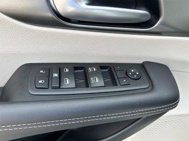 Used 2024 Chrysler Pacifica Touring-L image 25