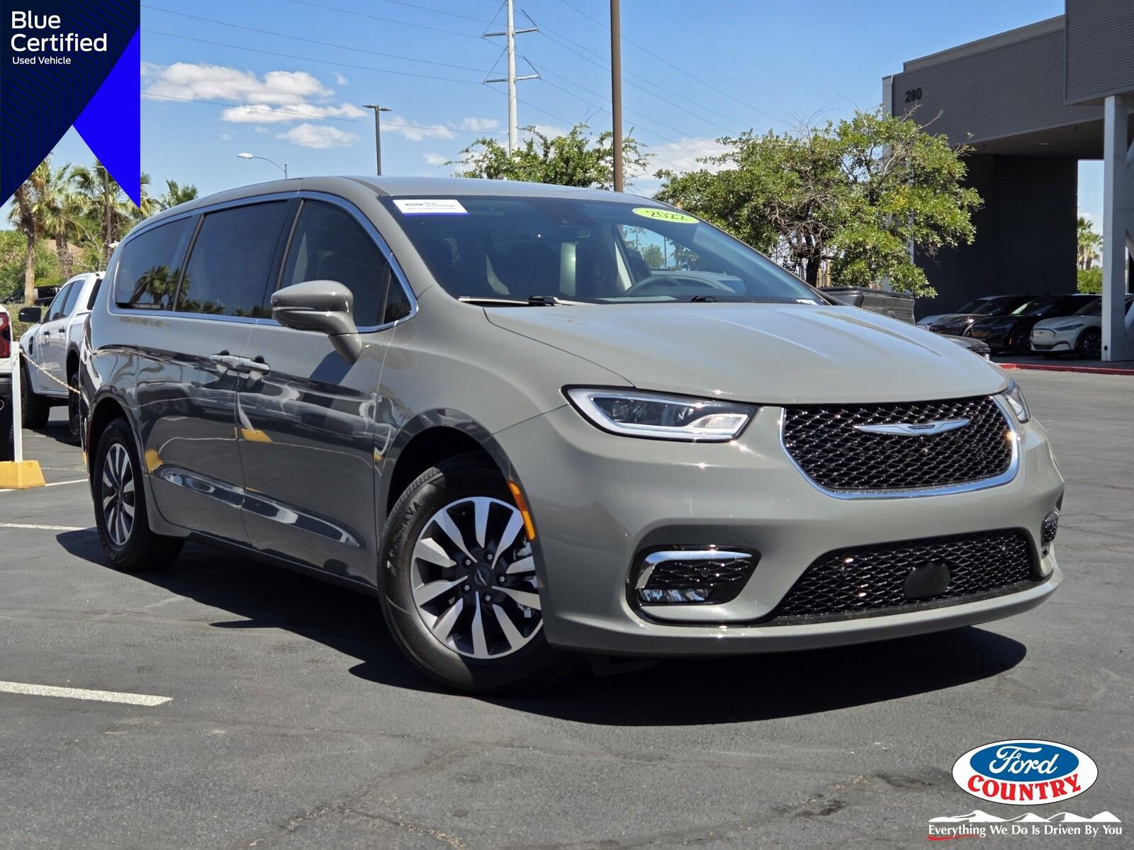 Used 2022 Chrysler Pacifica Touring-L w/ Uconnect Theater Family Group