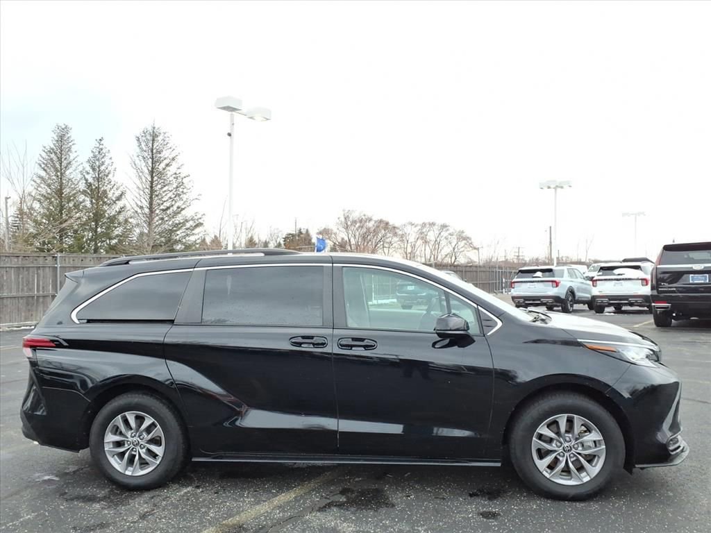 Used 2022 Toyota Sienna LE image 6