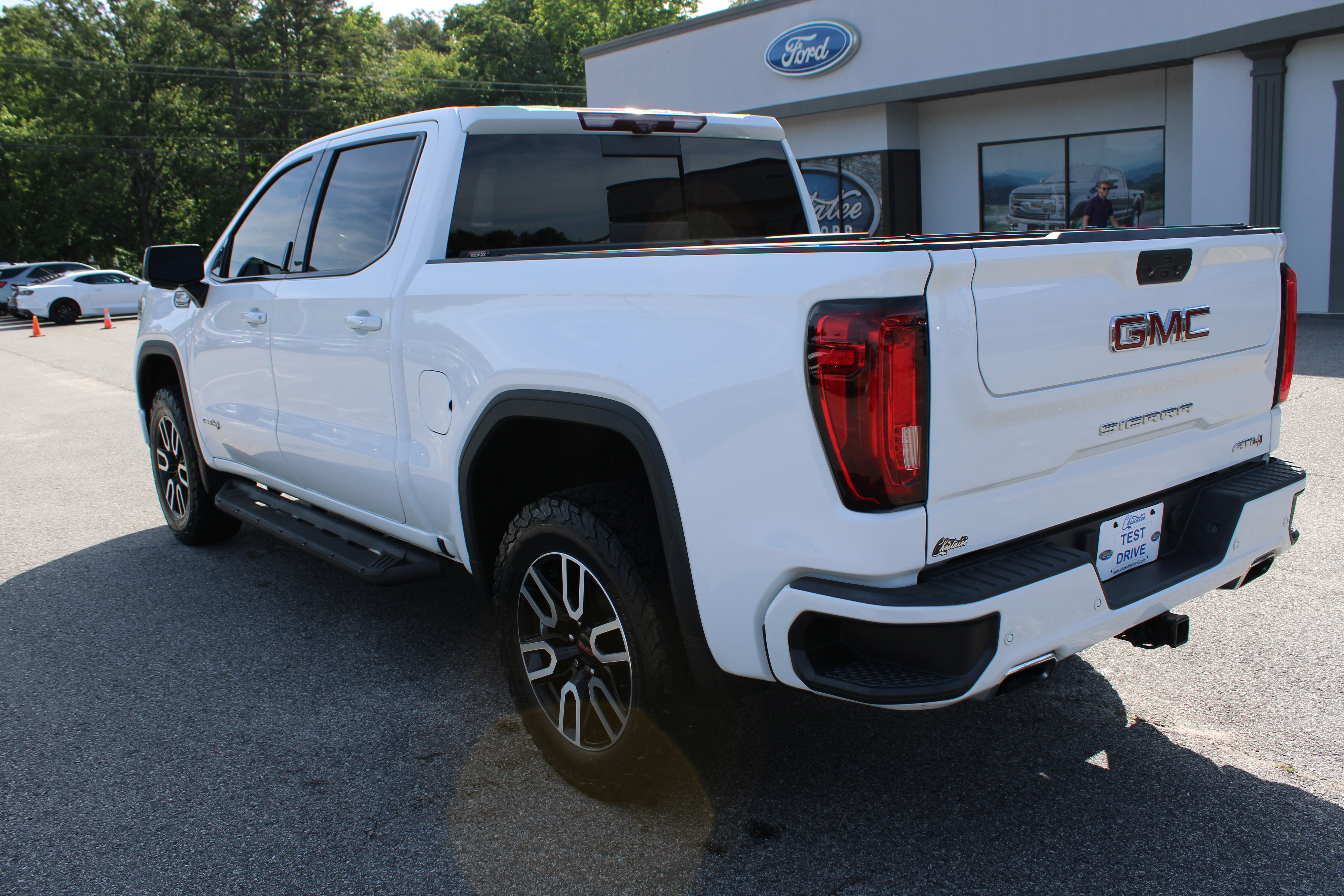 Used 2021 GMC Sierra 1500 AT4 w/ AT4 Premium Package AWD/4WD image 8