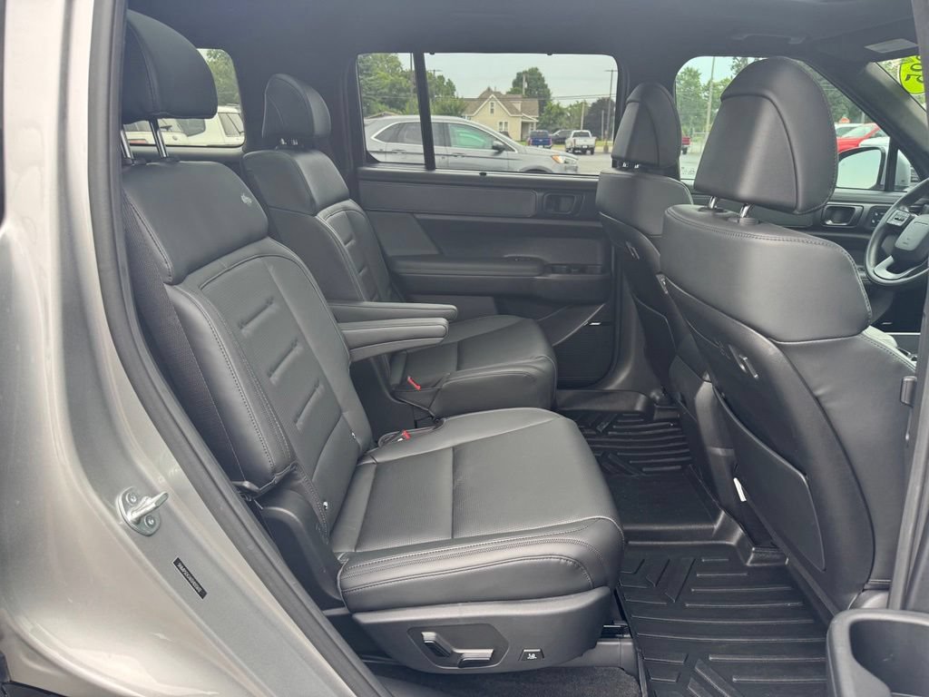 Used 2025 Hyundai Santa Fe Calligraphy AWD/4WD image 18