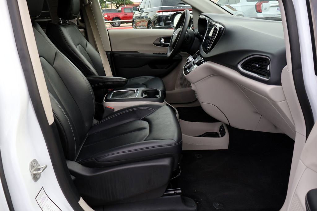 Used 2024 Chrysler Pacifica Touring-L FWD image 20