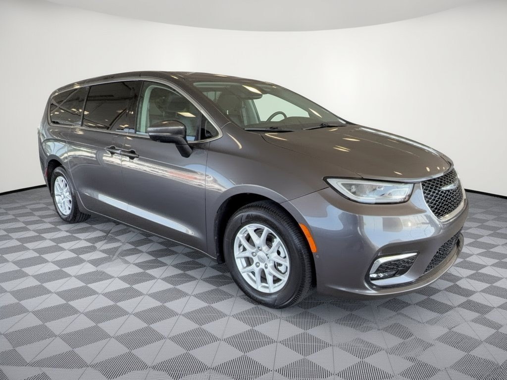 Used 2023 Chrysler Pacifica Touring-L FWD image 7