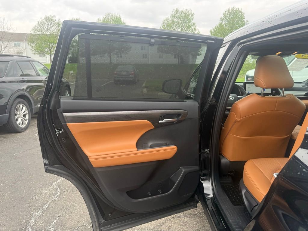 Used 2025 Toyota Highlander Platinum AWD/4WD image 31