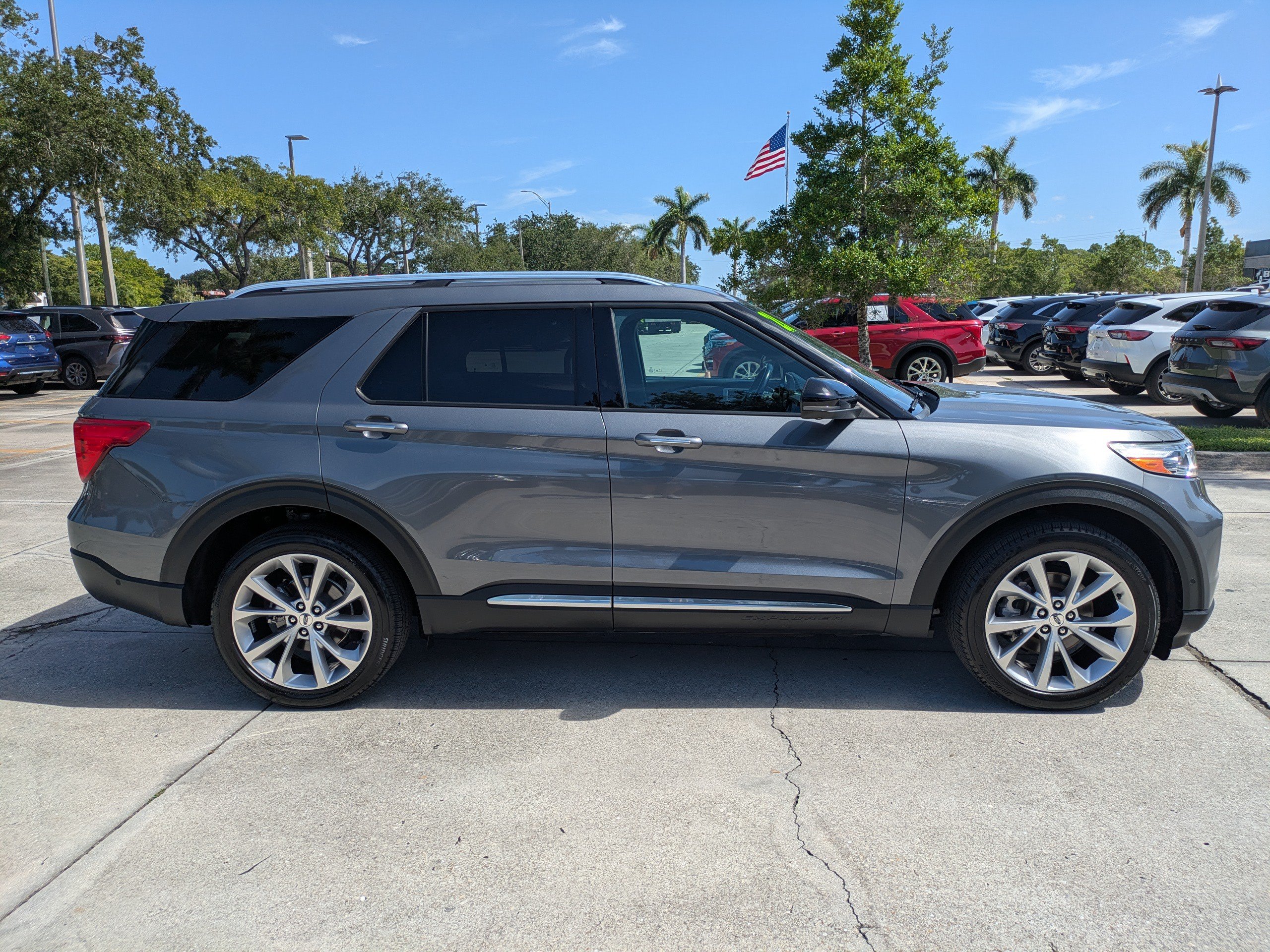 Certified 2021 Ford Explorer Platinum w/ Equipment Group 601A AWD/4WD image 3