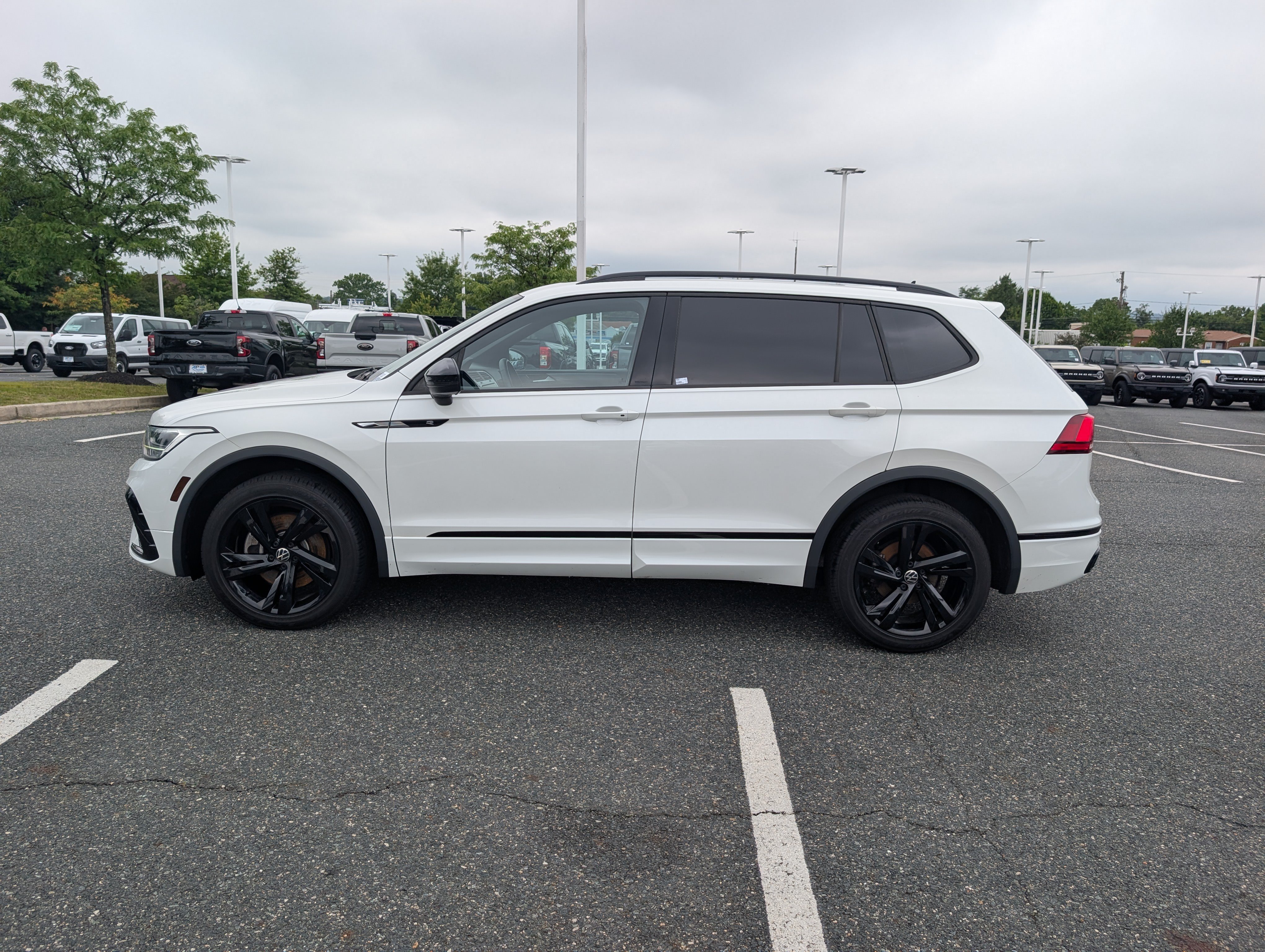 Used 2023 Volkswagen Tiguan SE R-Line FWD image 6