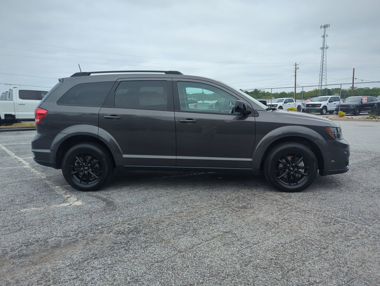 Used 2019 Dodge Journey SE w/ Connectivity Group FWD image 2
