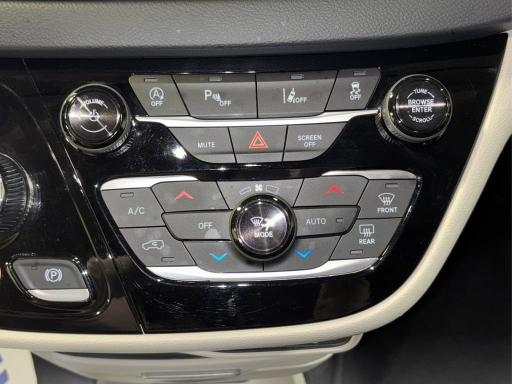 Used 2024 Chrysler Pacifica Touring-L image 30