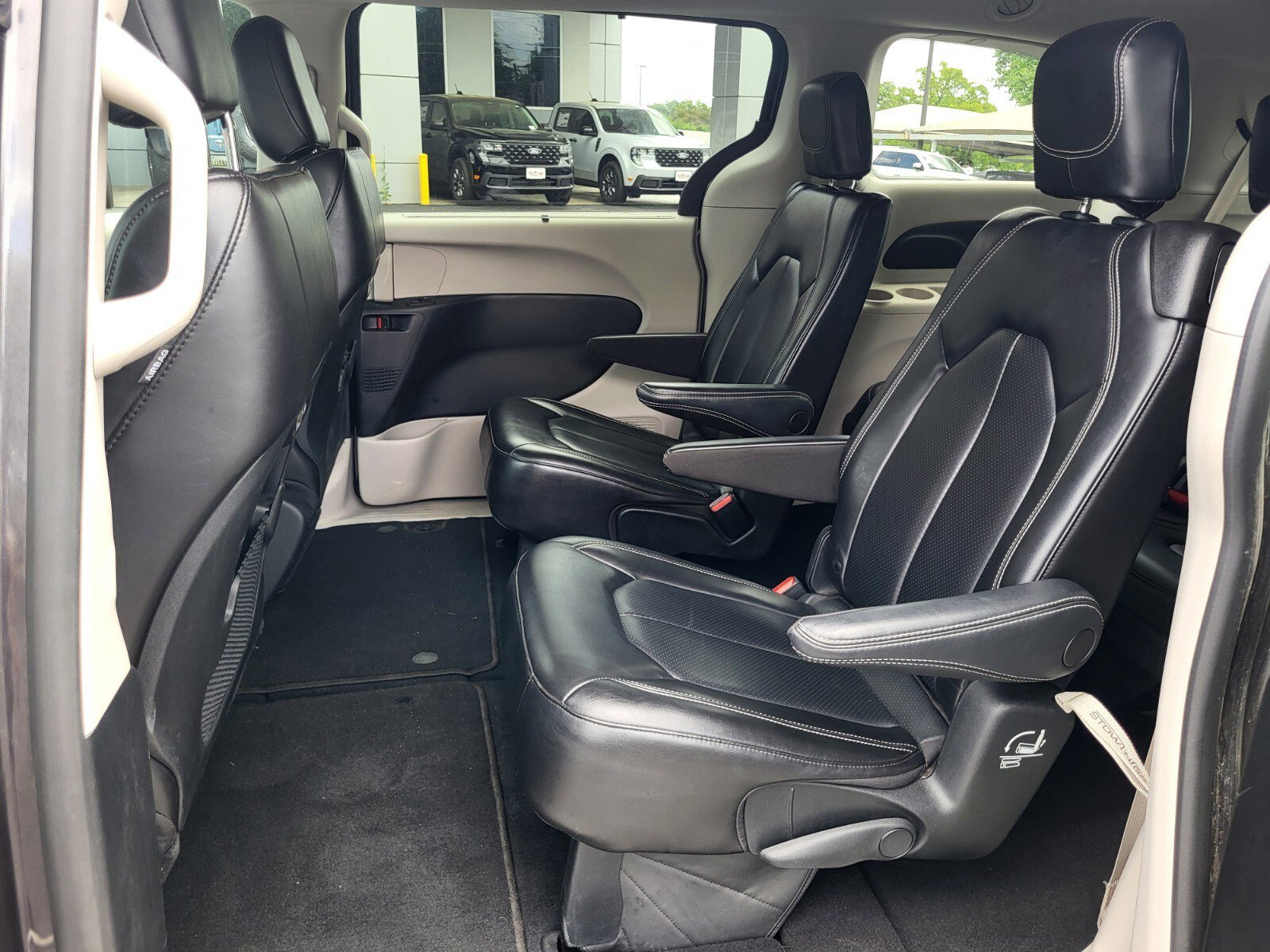 Used 2023 Chrysler Pacifica Touring-L FWD image 17