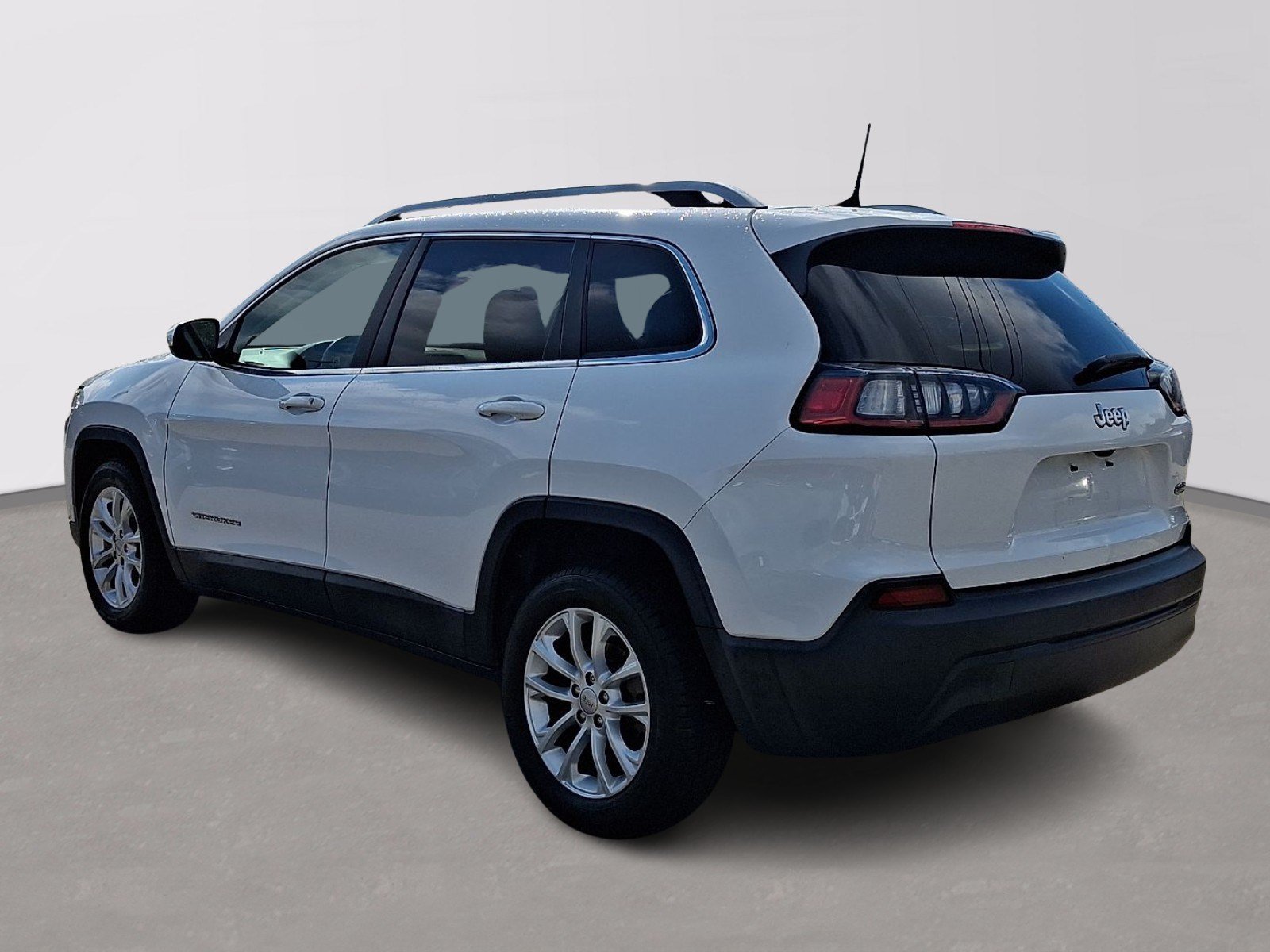 Used 2019 Jeep Cherokee Latitude w/ Popular Appearance Group FWD image 4