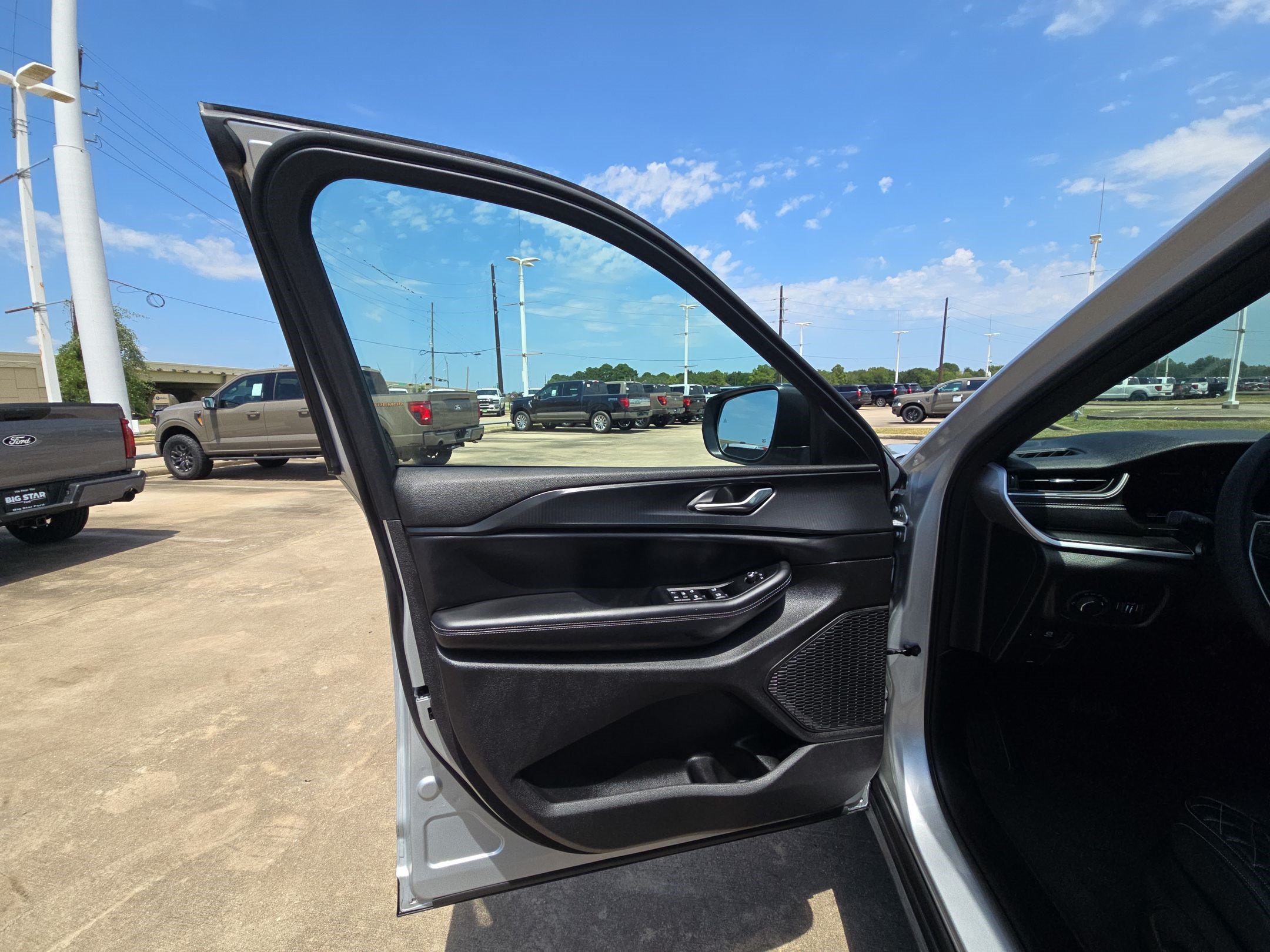 Used 2025 Jeep Grand Cherokee Laredo RWD image 14