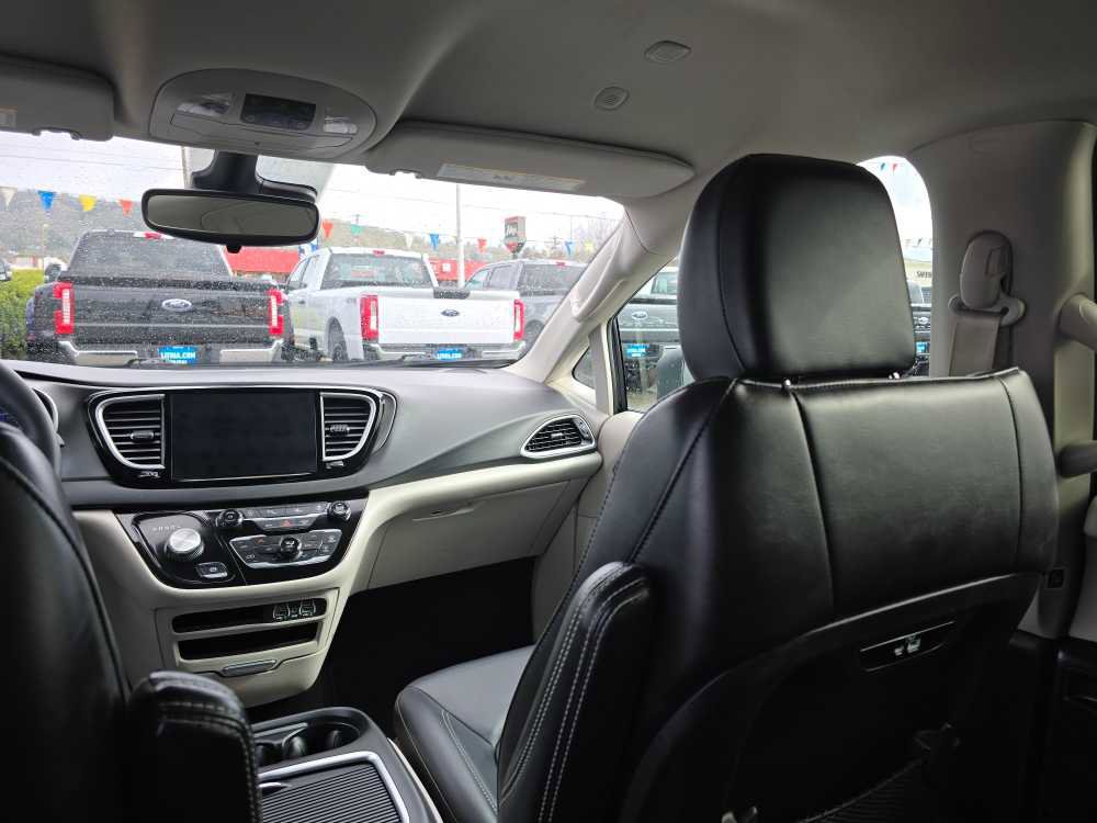 Used 2023 Chrysler Pacifica Touring-L image 14