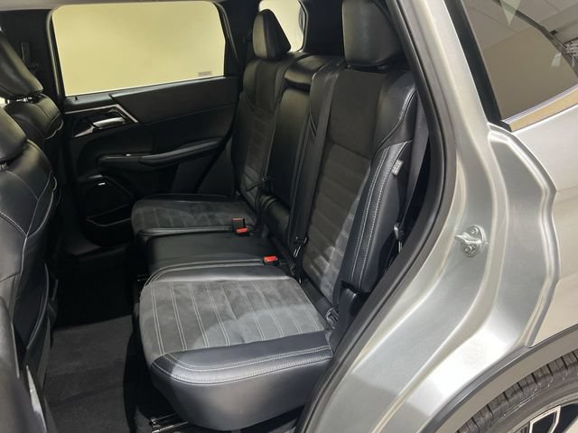 Used 2025 Mitsubishi Outlander AWD image 23