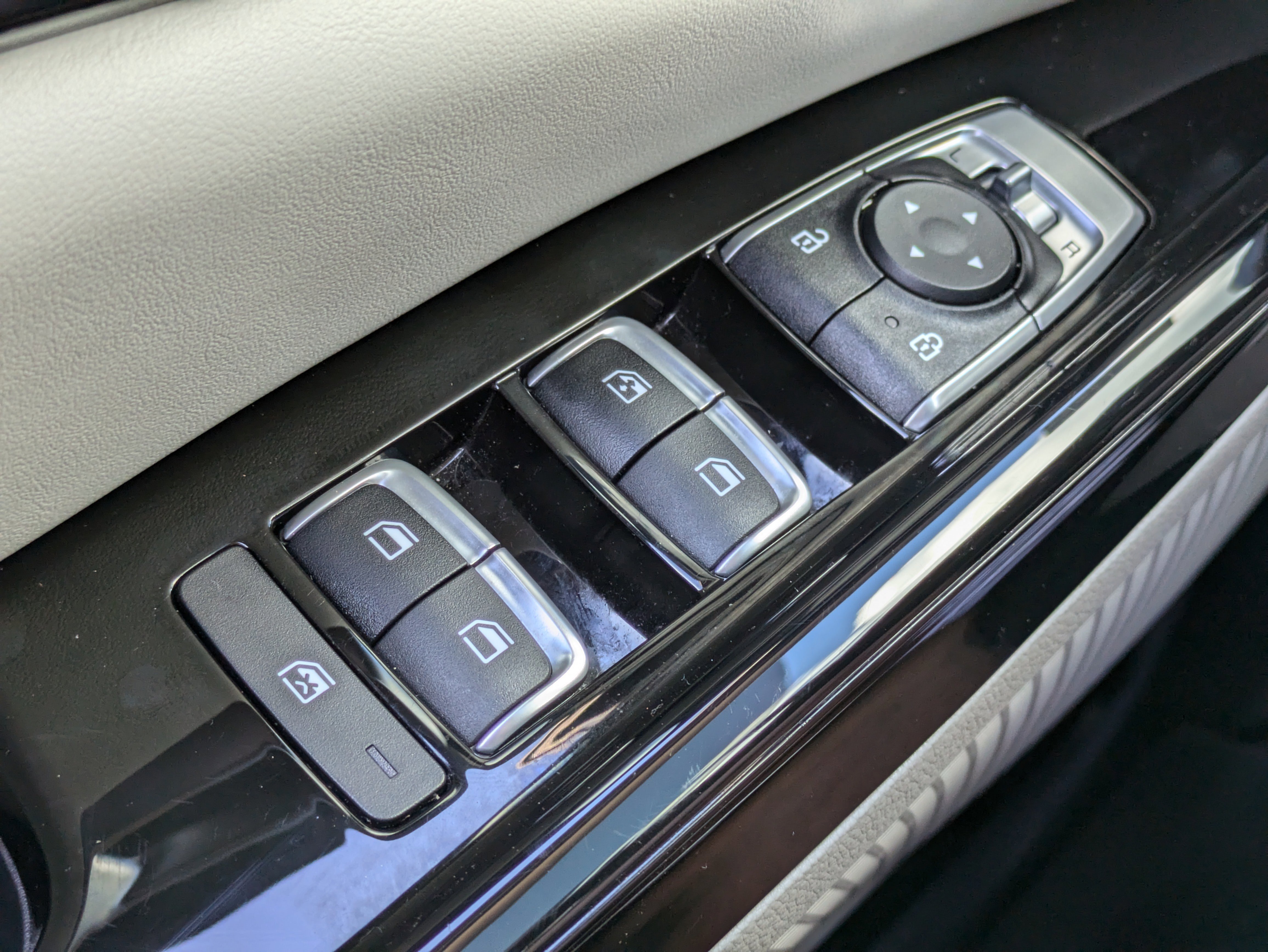 Used 2024 Kia Carnival EX image 24