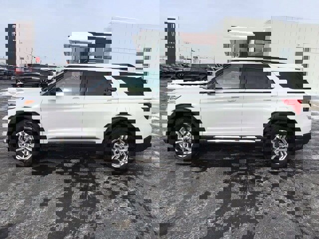 Certified 2023 Ford Explorer XLT w/ Class IV Trailer Tow Package image 2