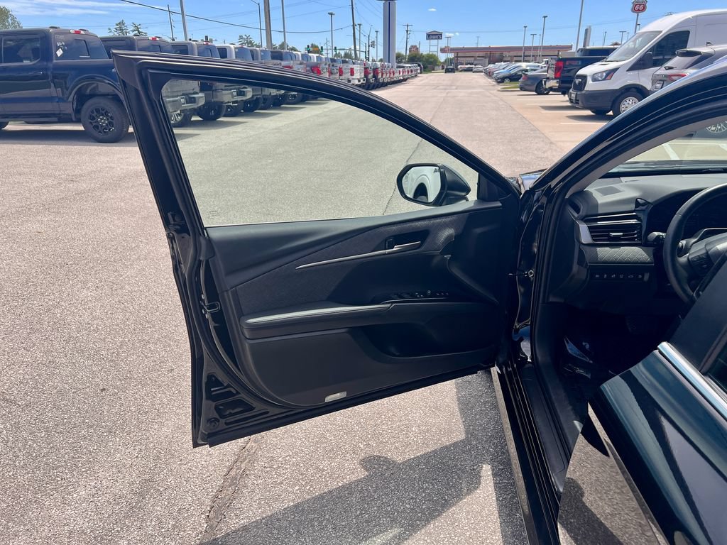 Used 2025 Toyota Camry XLE w/ Premium Plus Package AWD/4WD image 11