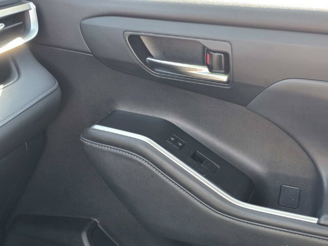 Used 2022 Toyota Highlander XLE FWD image 27