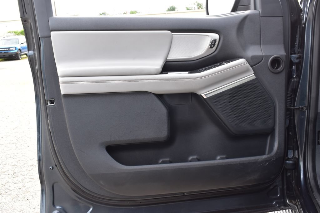 Certified 2025 Ford Expedition Active AWD/4WD image 9