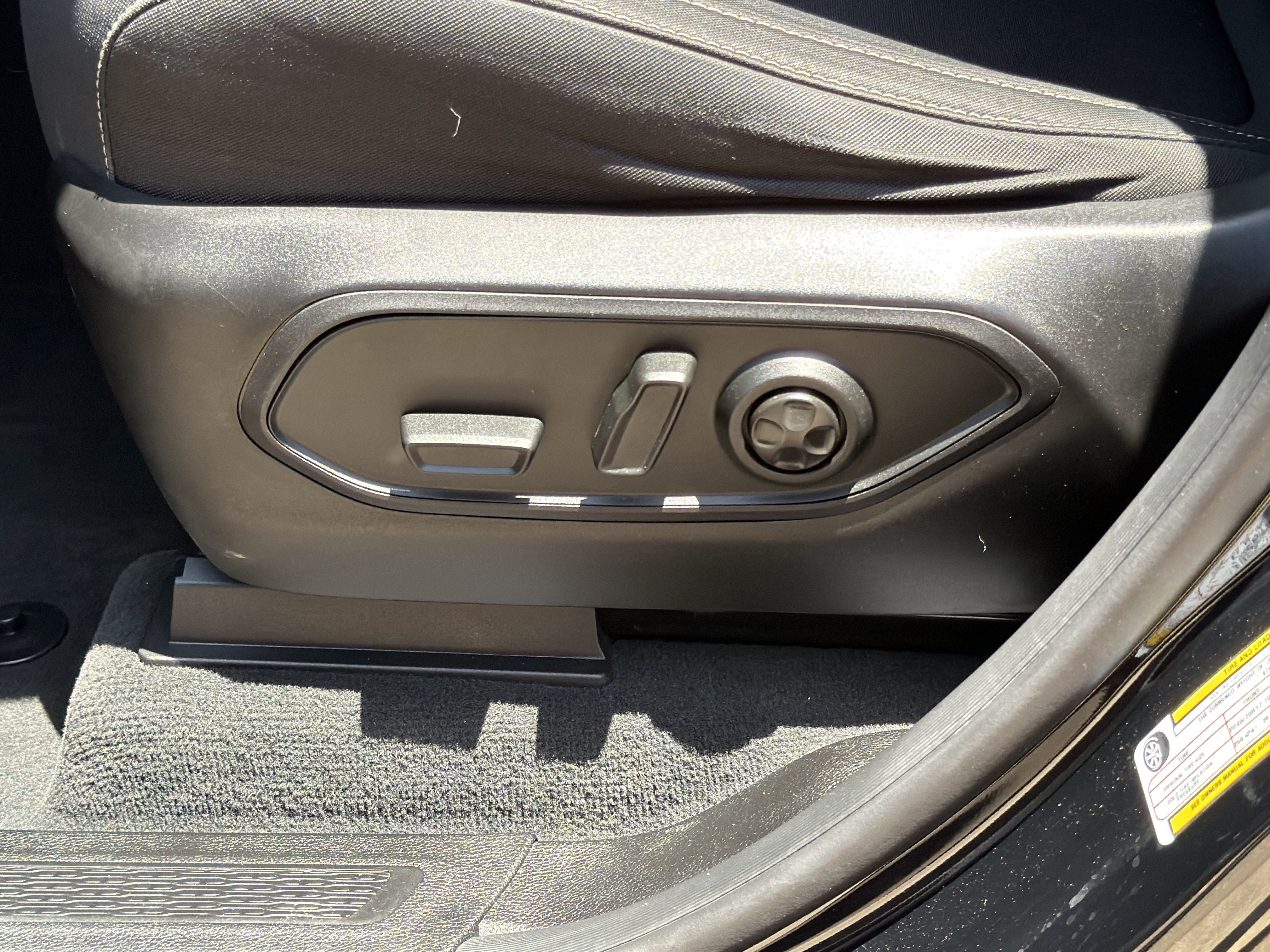 Used 2025 Jeep Grand Cherokee Laredo RWD image 14