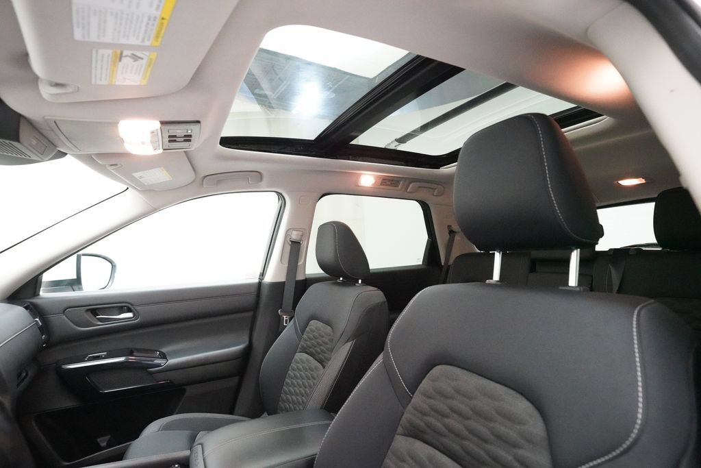Used 2022 Nissan Pathfinder SV AWD/4WD image 31