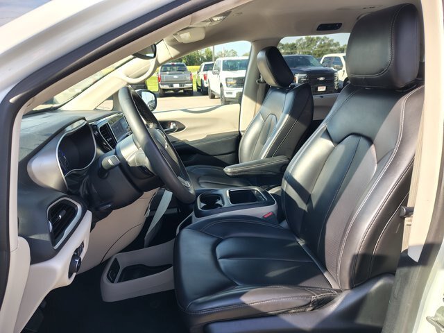 Used 2023 Chrysler Pacifica Touring-L FWD image 11