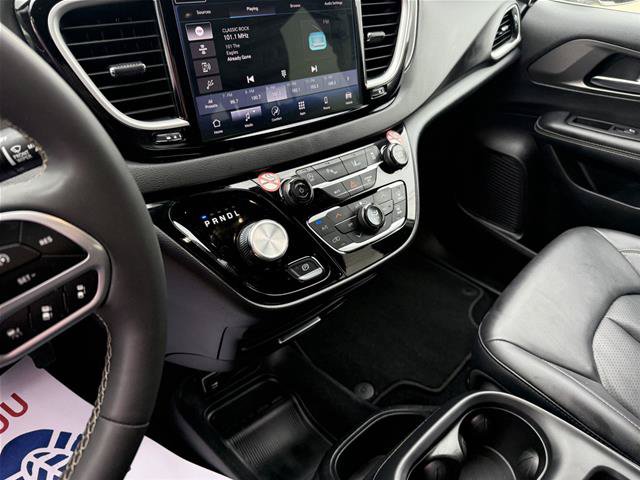 Used 2025 Chrysler Pacifica Select FWD image 18