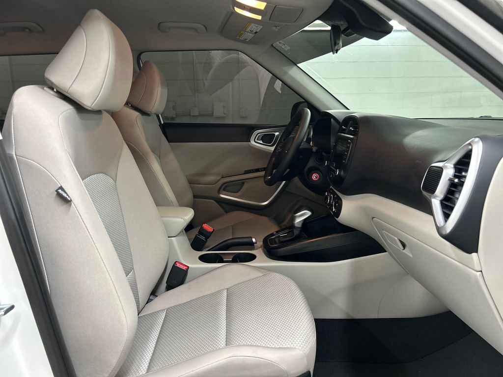 Used 2025 Kia Soul LX w/ LX Technology Package FWD image 28