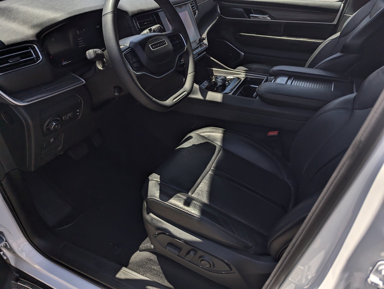 Used 2024 Jeep Wagoneer Series II w/ Flexible Seating Group RWD image 10