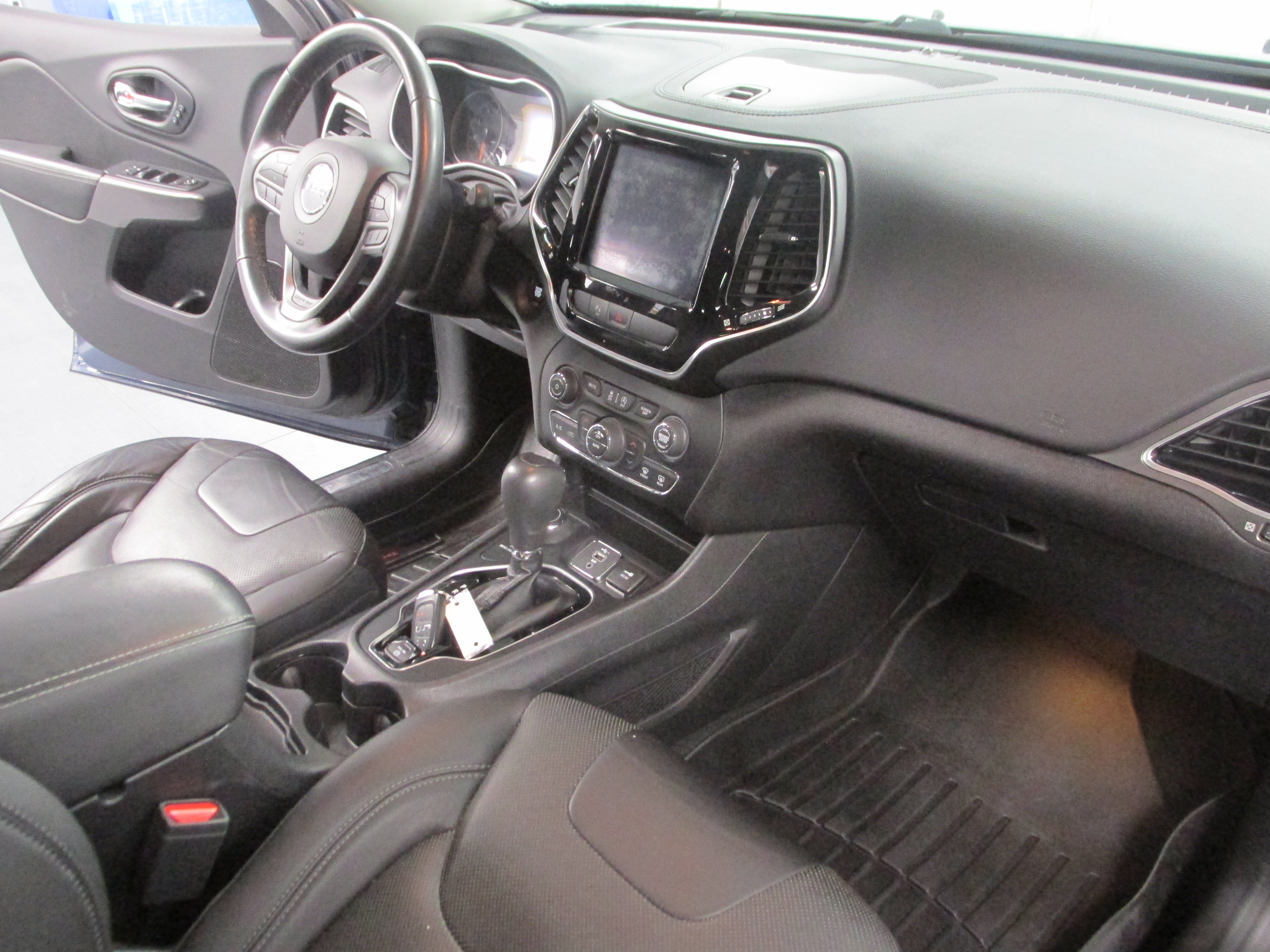 Used 2019 Jeep Cherokee Limited AWD/4WD image 25