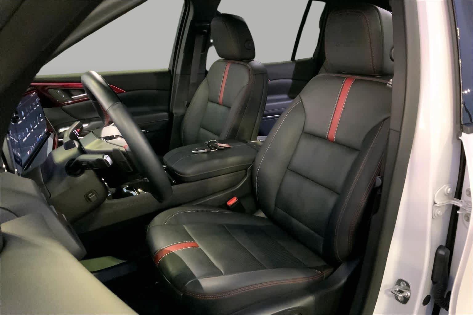 Used 2024 Chevrolet Traverse RS FWD image 7