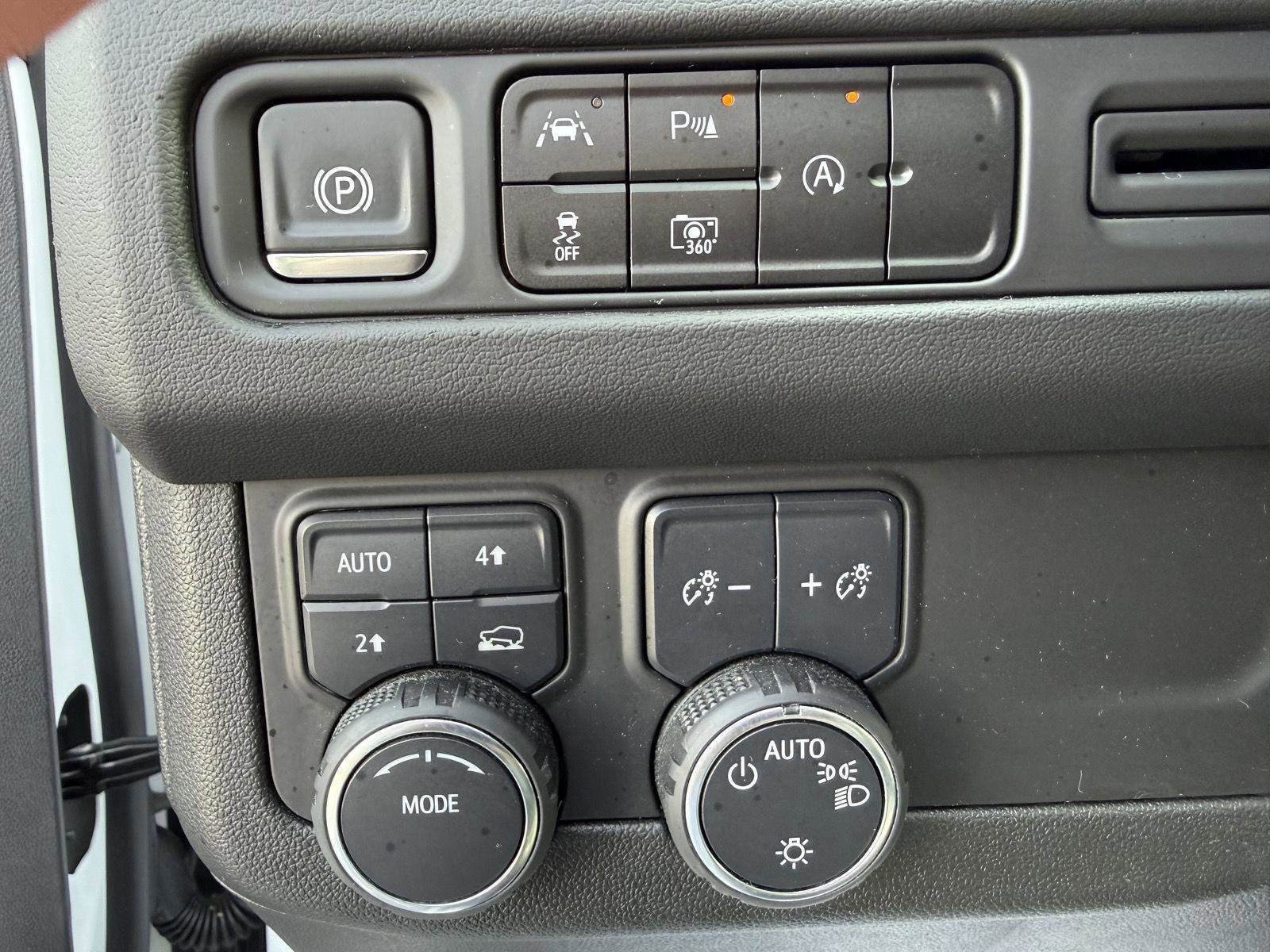 Used 2024 Chevrolet Suburban RST w/ Luxury Package image 18