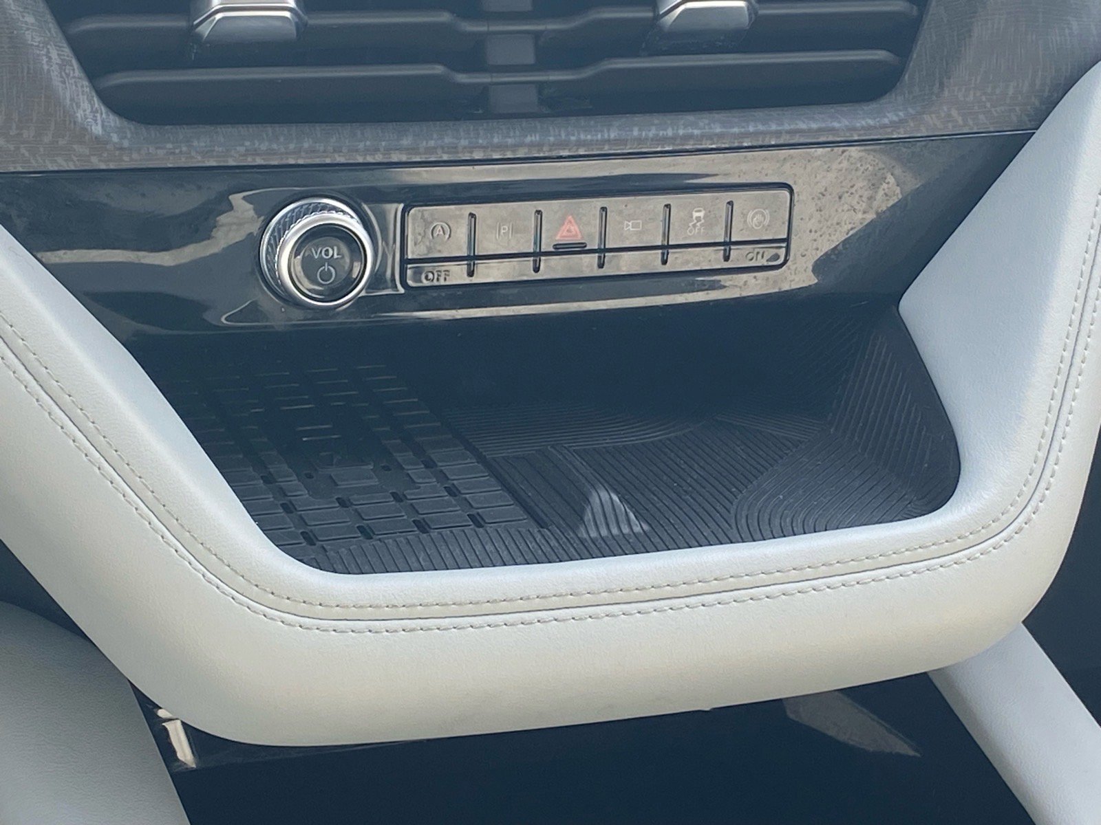 Certified 2025 Ford Explorer Platinum w/ Ultimate Package image 11