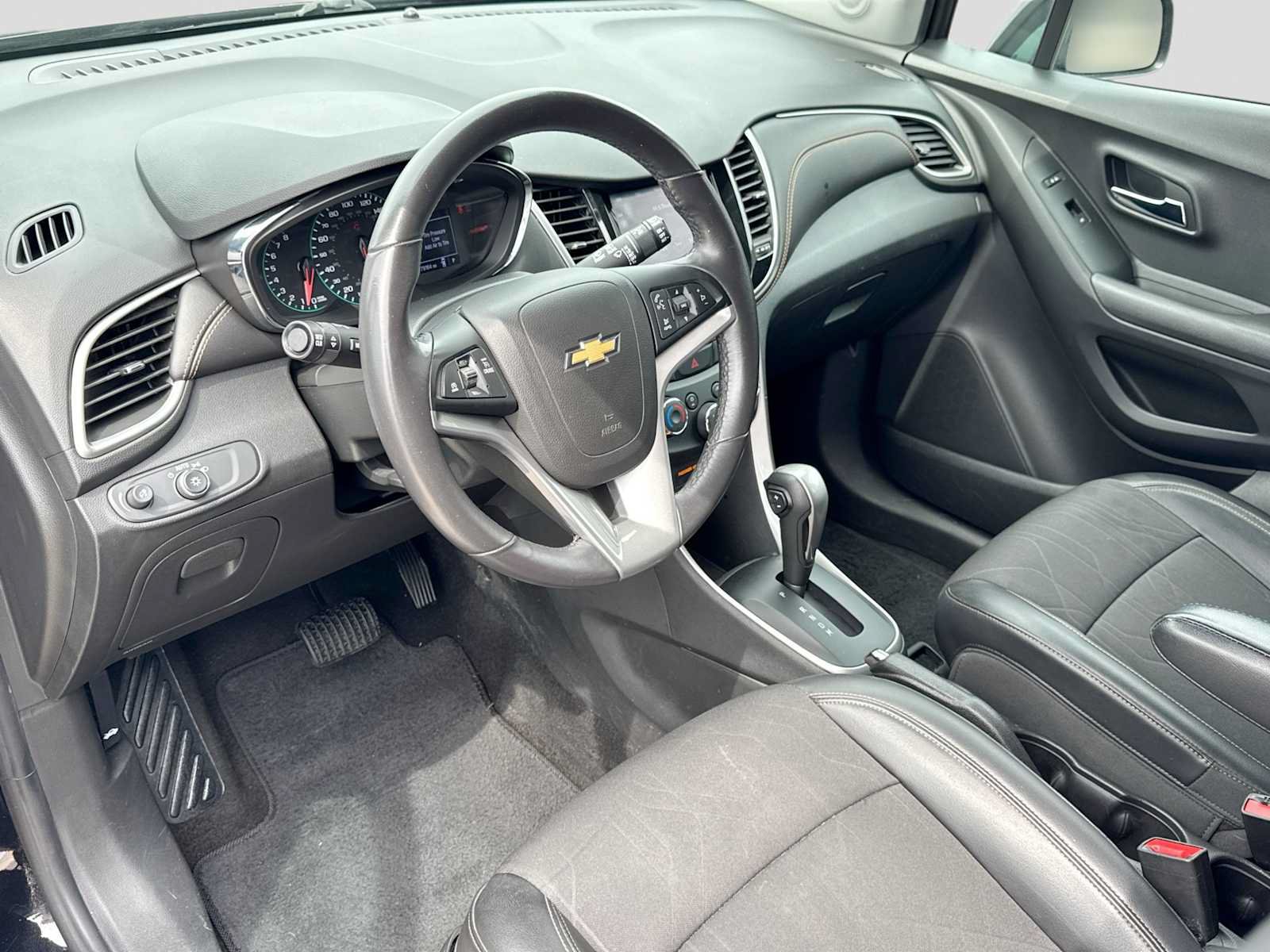Used 2020 Chevrolet Trax LT w/ Driver Confidence Package AWD/4WD image 2