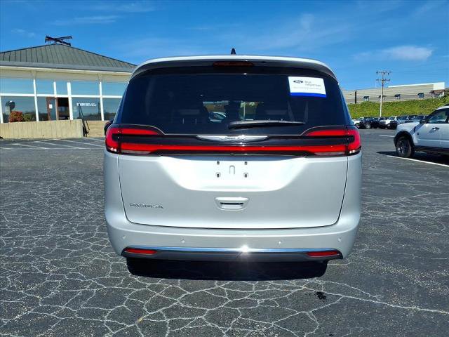 Used 2024 Chrysler Pacifica Touring-L image 2