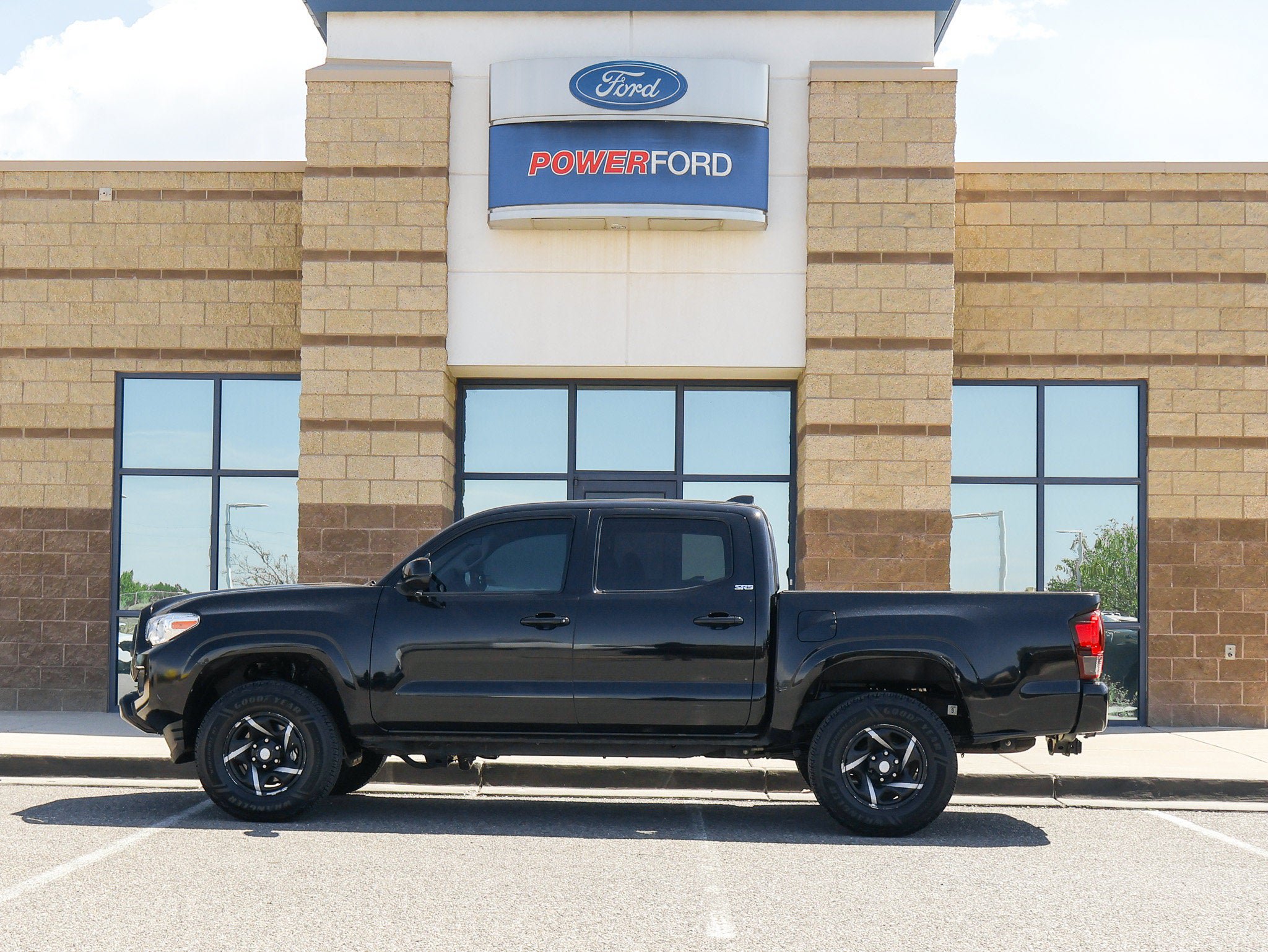 Used 2021 Toyota Tacoma SR AWD/4WD image 9
