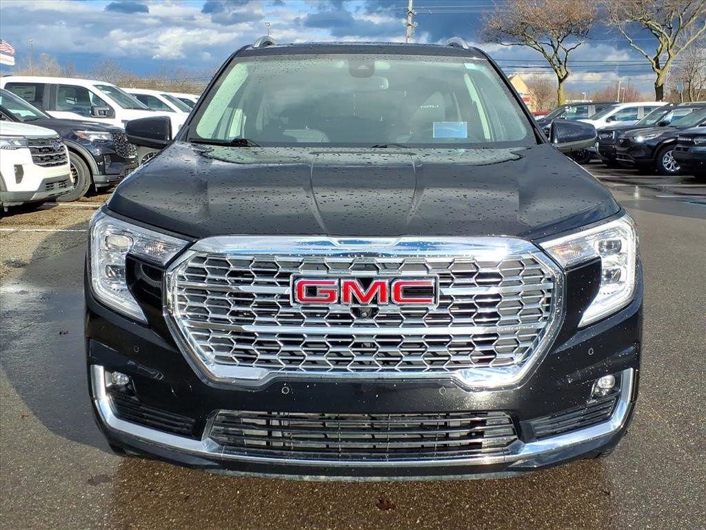 Used 2023 GMC Terrain Denali w/ Black Diamond Edition image 8