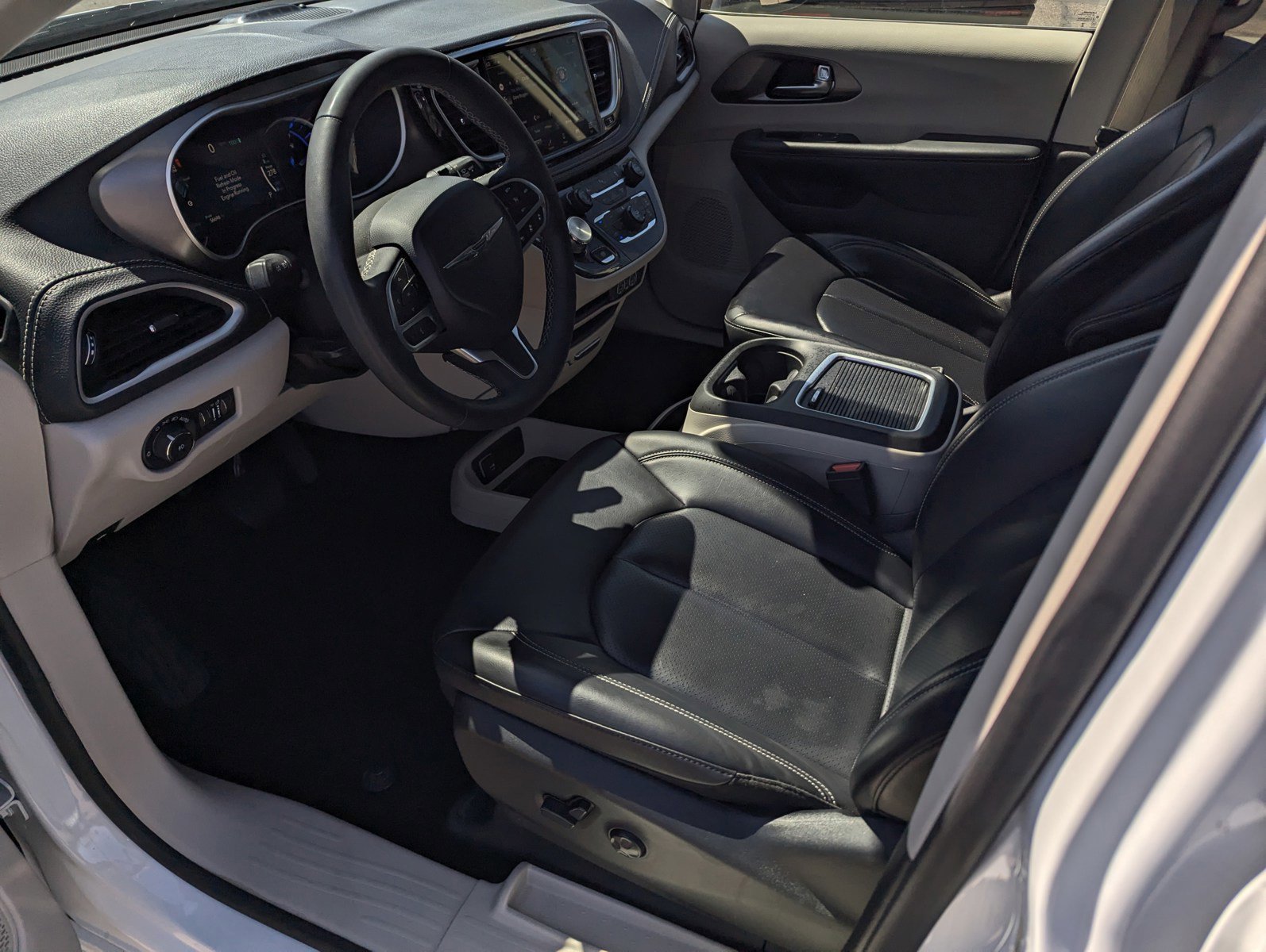 Used 2023 Chrysler Pacifica Touring-L FWD image 9